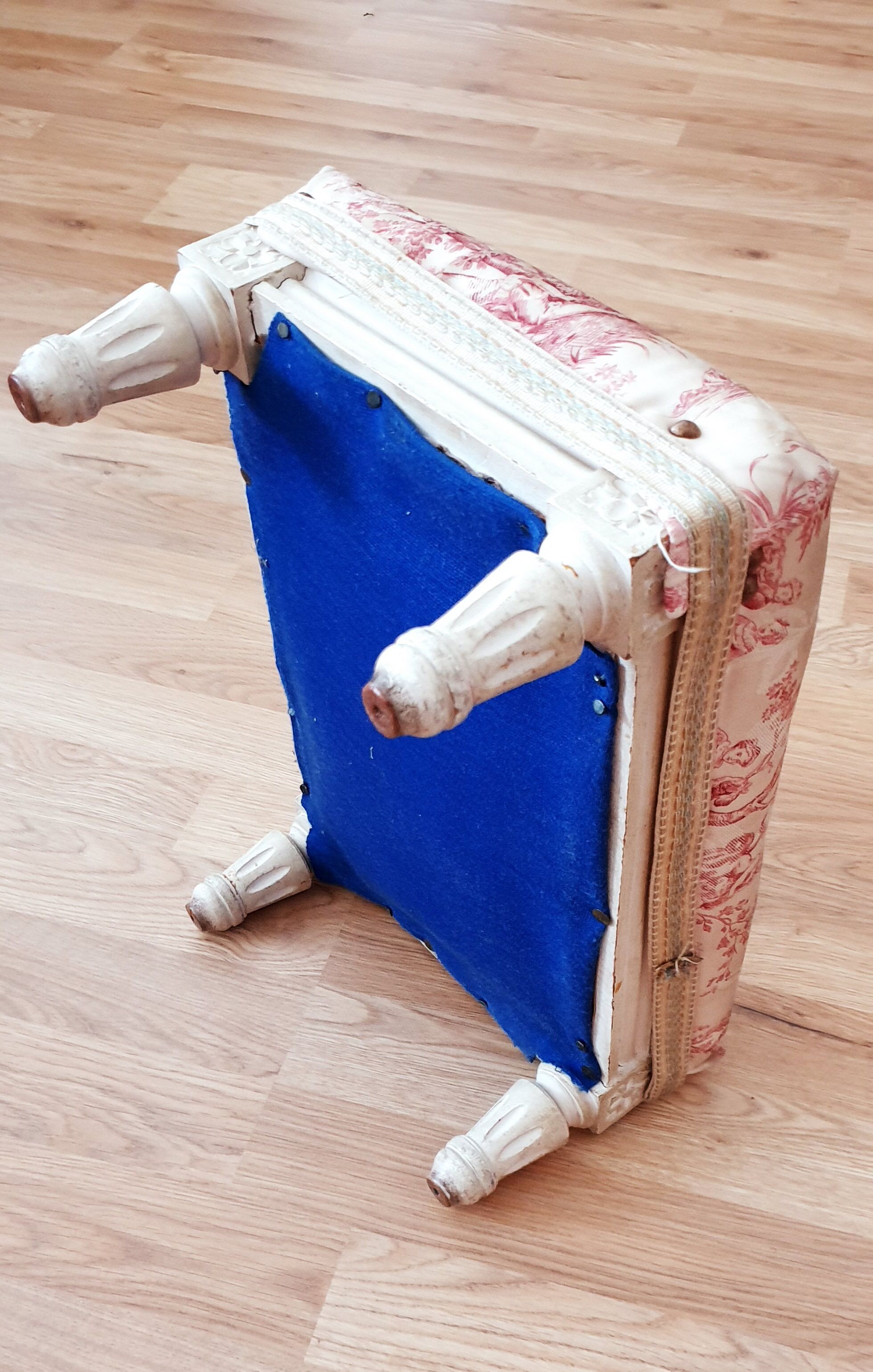 Old Footrest Toile de Jouy to restore