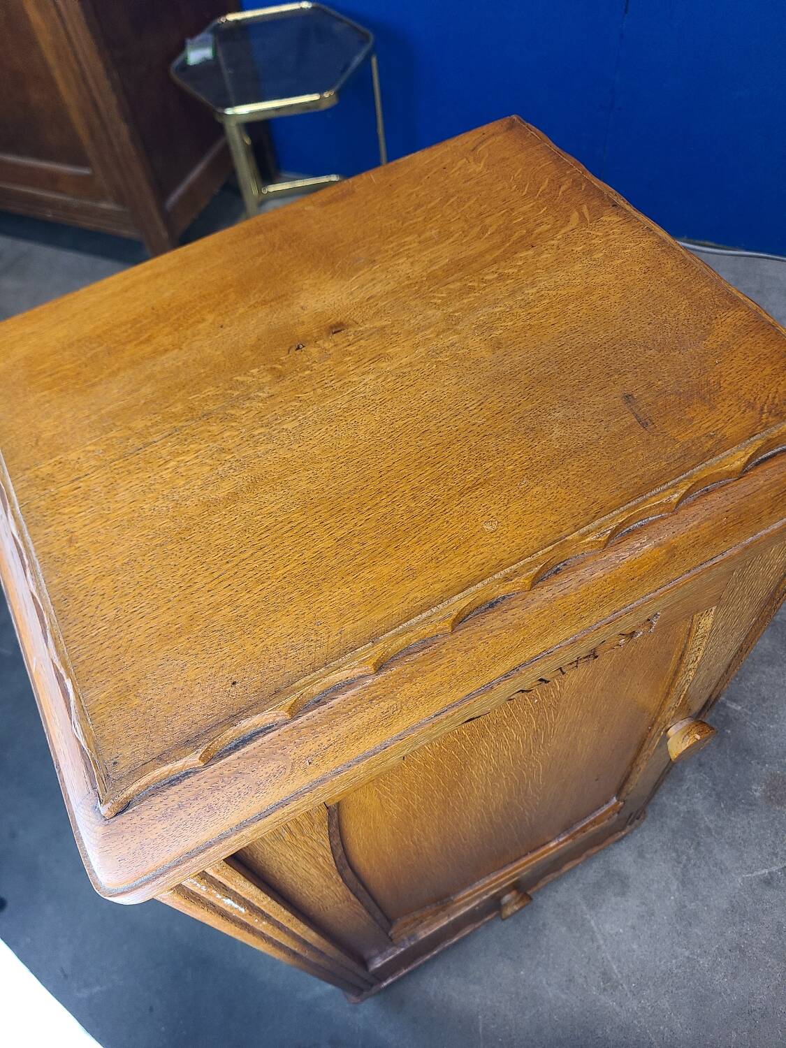 Art Deco serving trolley, cupboard on wheels in light wood.