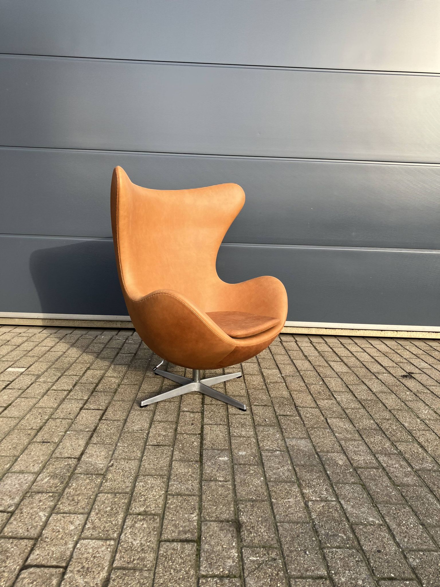 Original Fritz Hansen Egg chair from 1983 in perfect condition, new!! Rustic Cognac Camel Leather