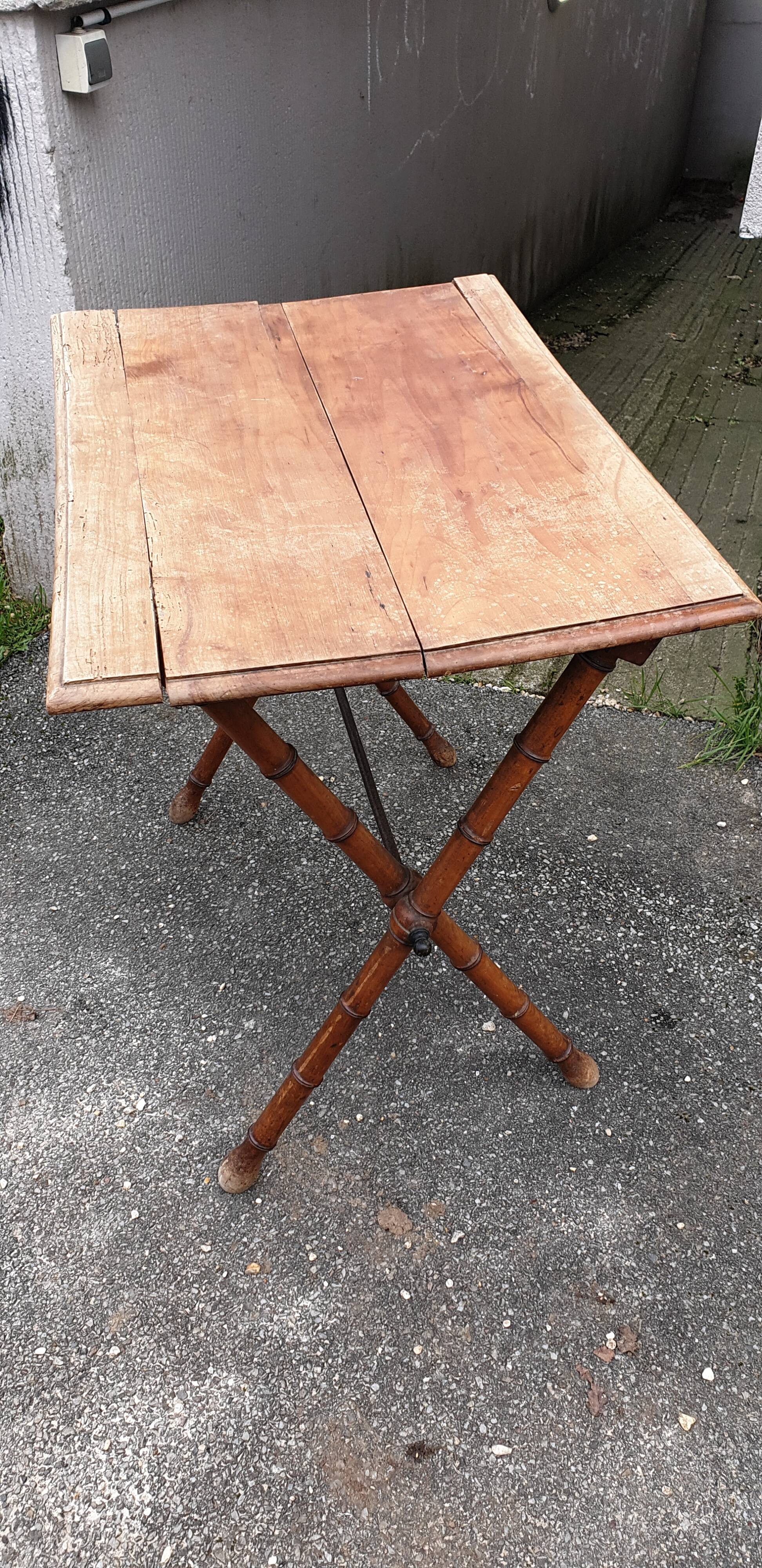 Foldable bistro table in bamboo and walnut