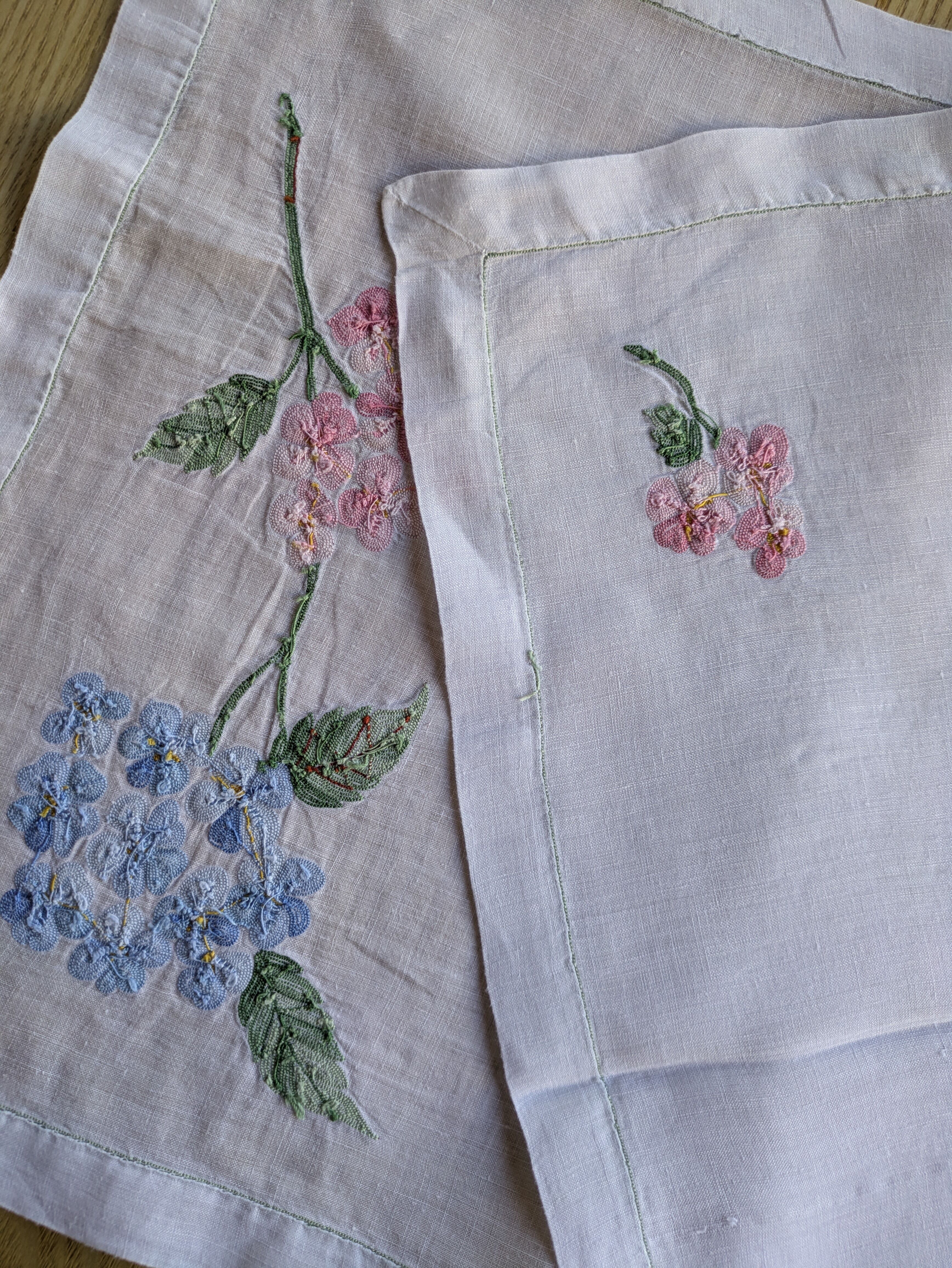 Rectangular tablecloth and its matching vintage hand-embroidered napkin – Bicolour hydrangeas