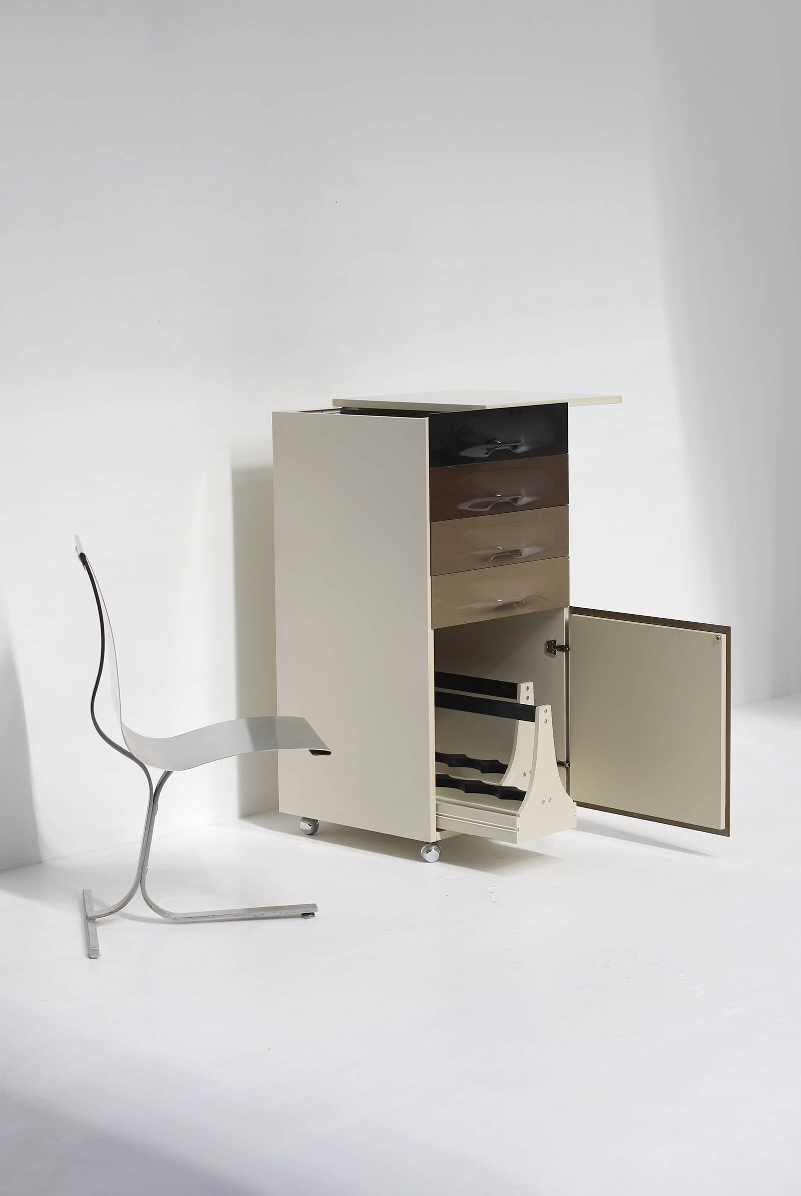 Raymond Loewy trolley cabinet Liquor Bar Df2000