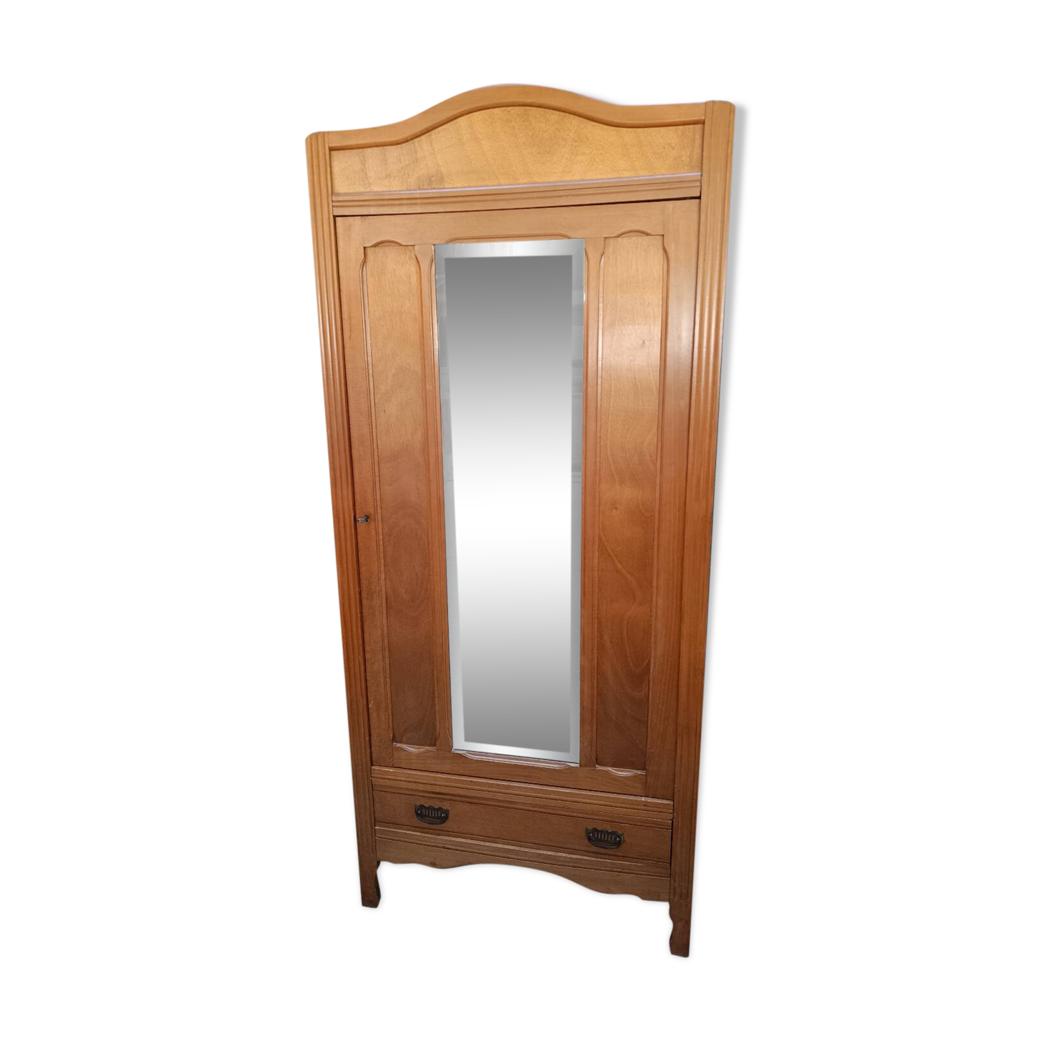 Vintage Parisian wardrobe - bonnetière