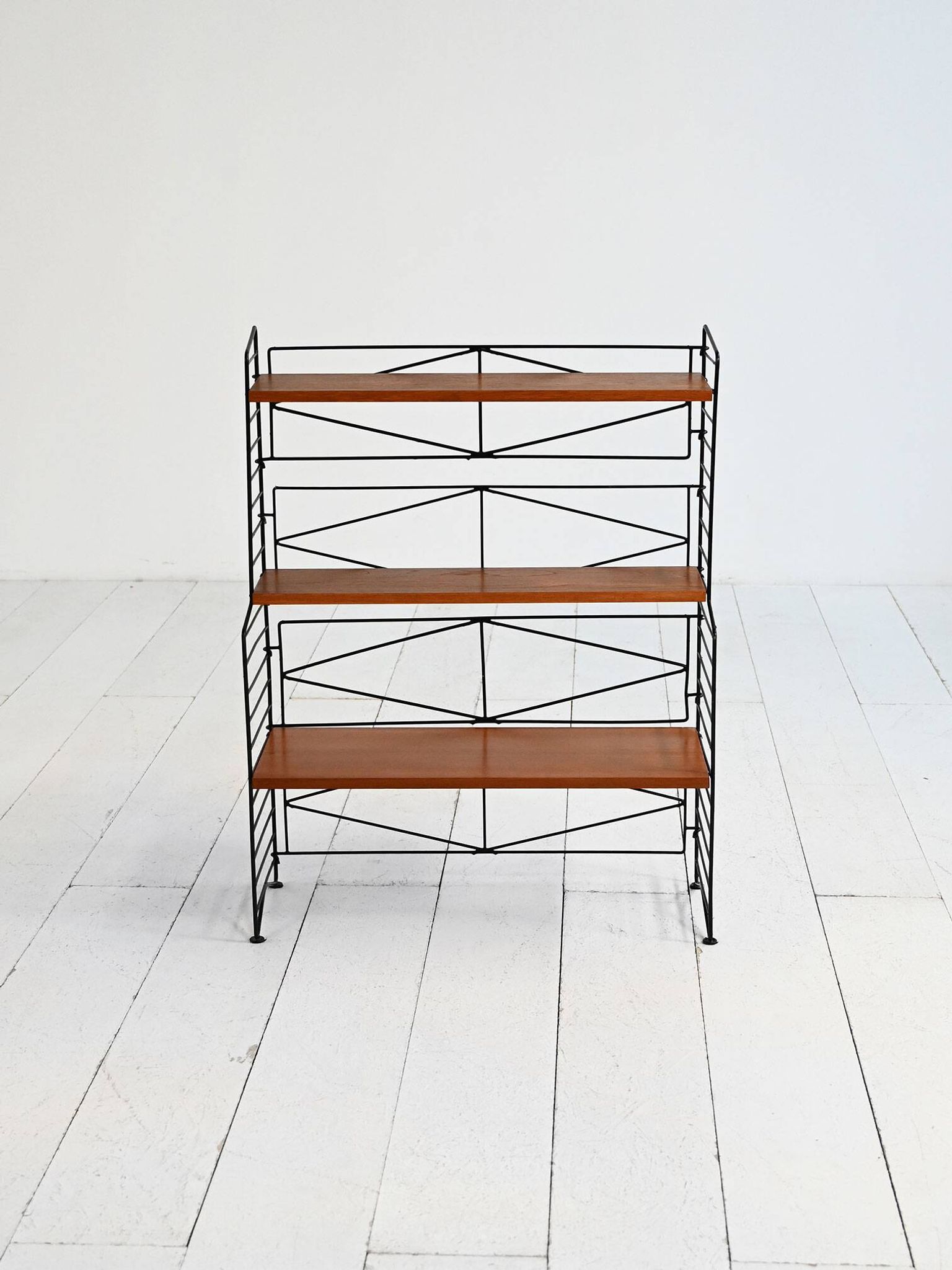 Bibliothèque modulaire scandinave de style "String" des années 1950-60.
