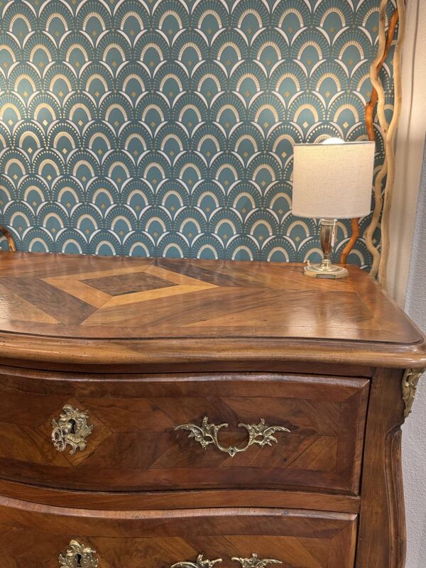 Ancienne et petite commode galbée dans le gout de Hache epoque XIX eme