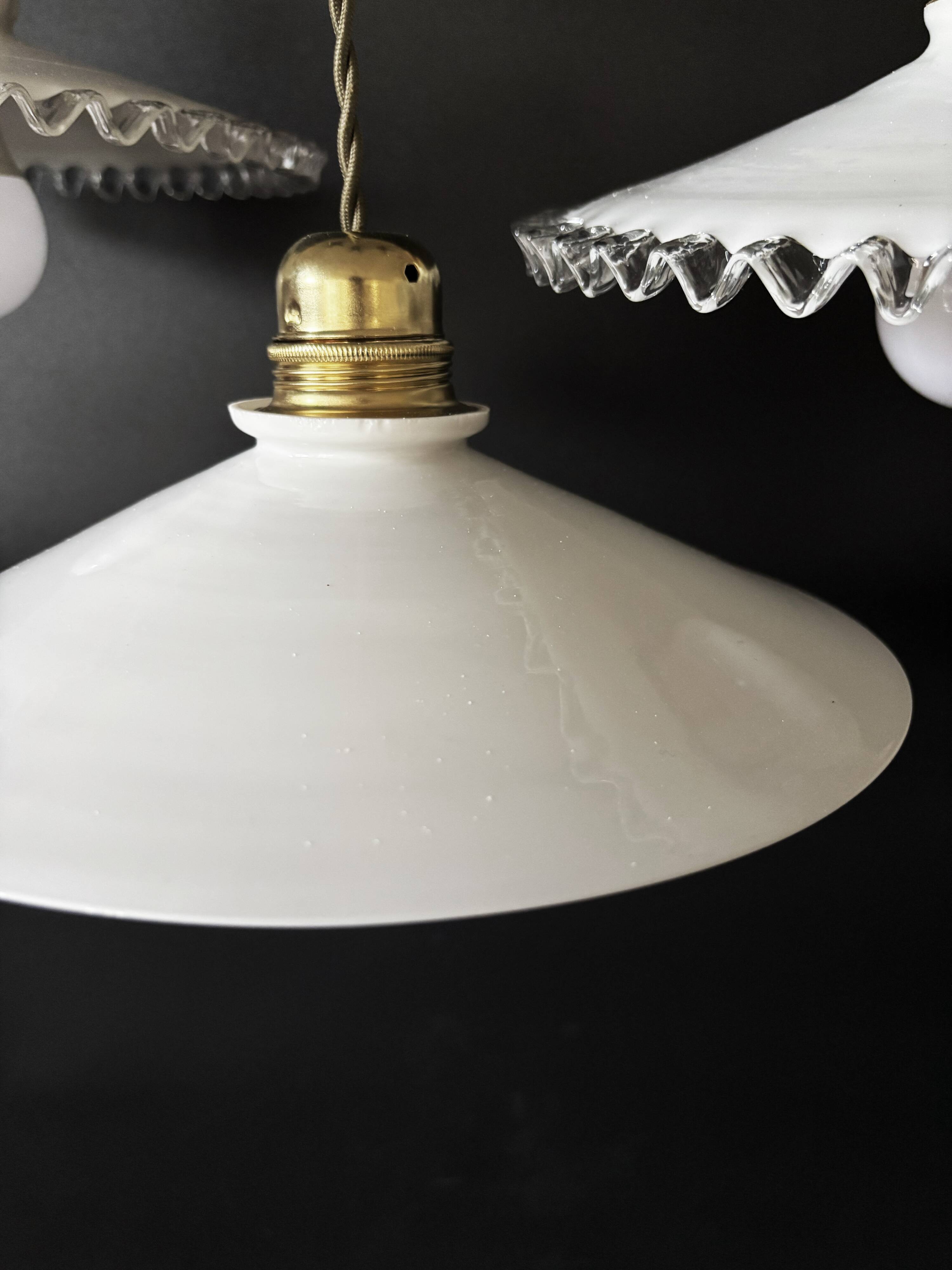 Lot de 3 suspensions vintage en opaline blanche cable vert khaki, France