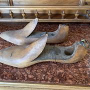 Paire d’embauchoires en bois
