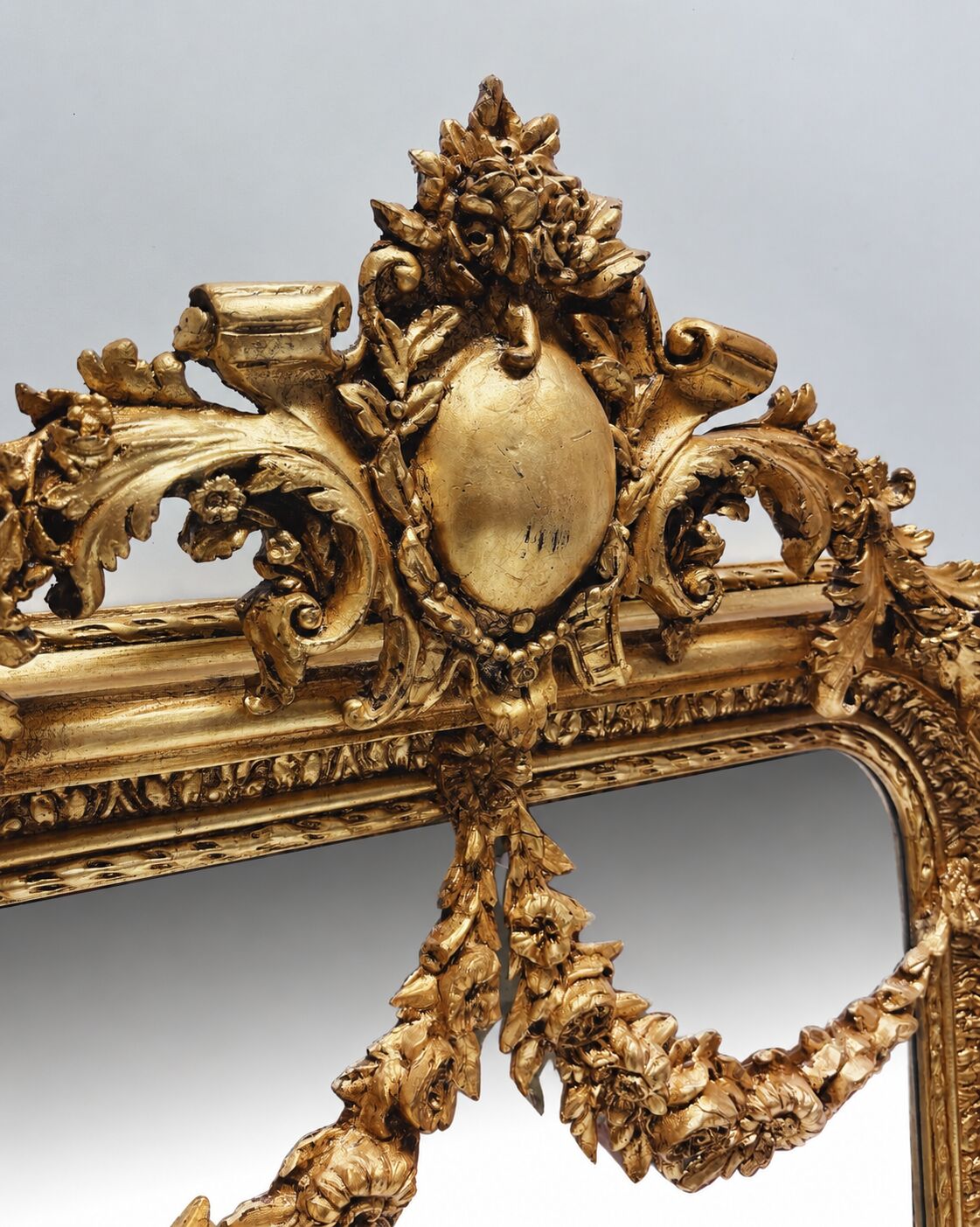 Miroir baroque doré avec guirlande de fleurs