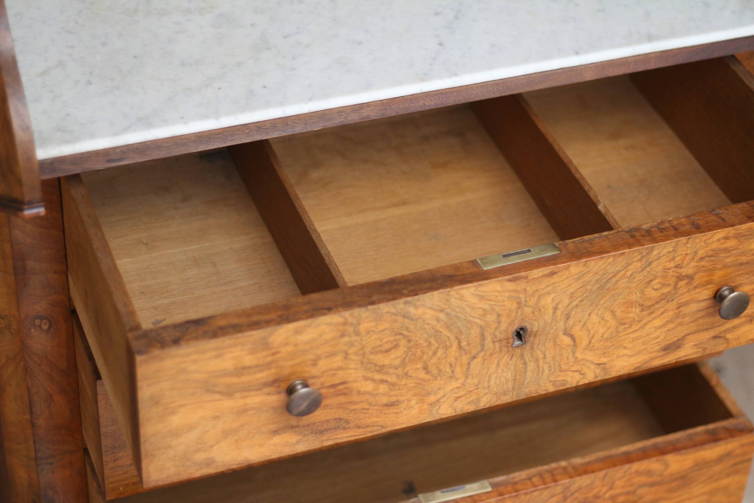 Classy dressing table in mahogany burl (19th century).