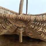 Small basket in woven wicker and hazelnut