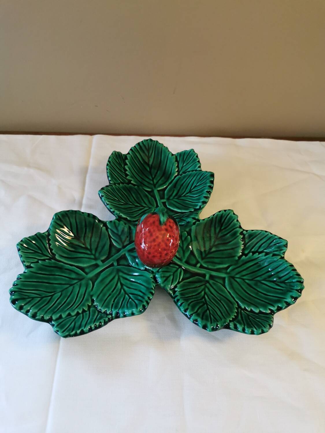 Plat vintage Barbotine fraisier Vallauris.