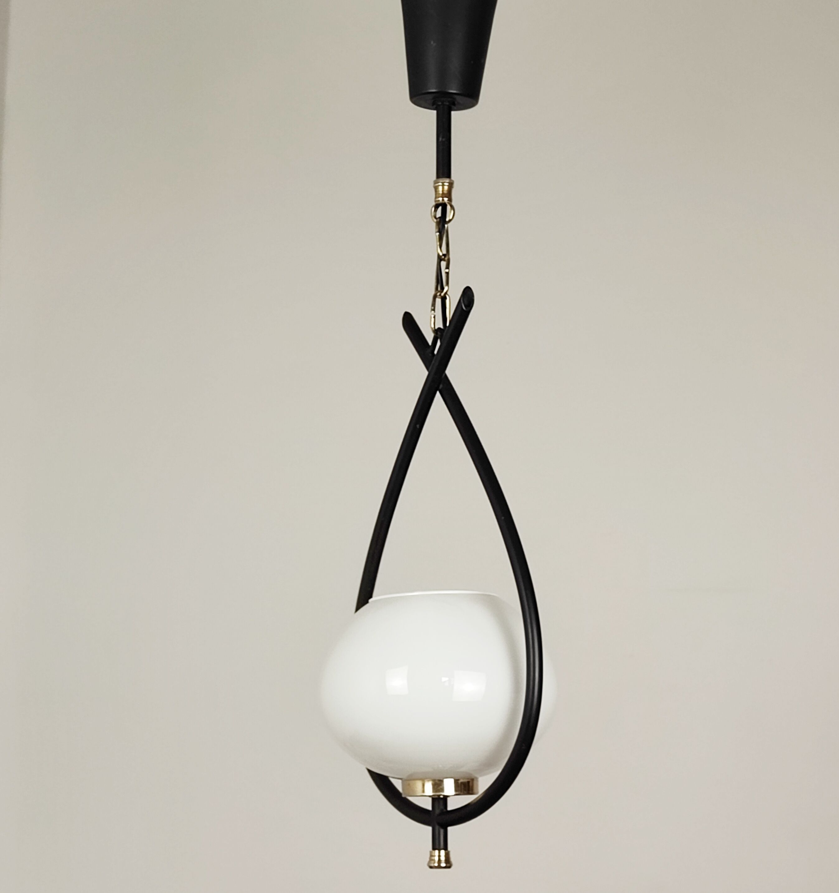 Metal and opaline suspension