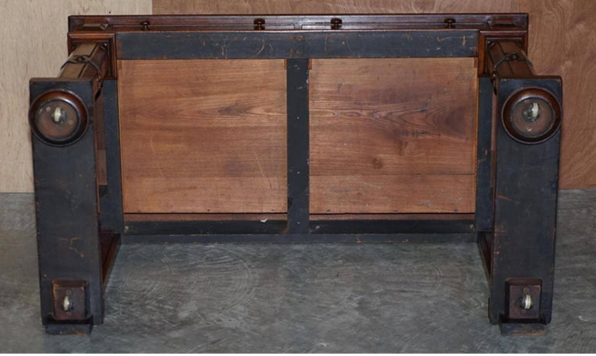 Renaissance writing table in flamed walnut, Pugin style, around 1850.