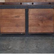 Table d'écriture Renaissance en noyer flamé style Pugin, vers 1850