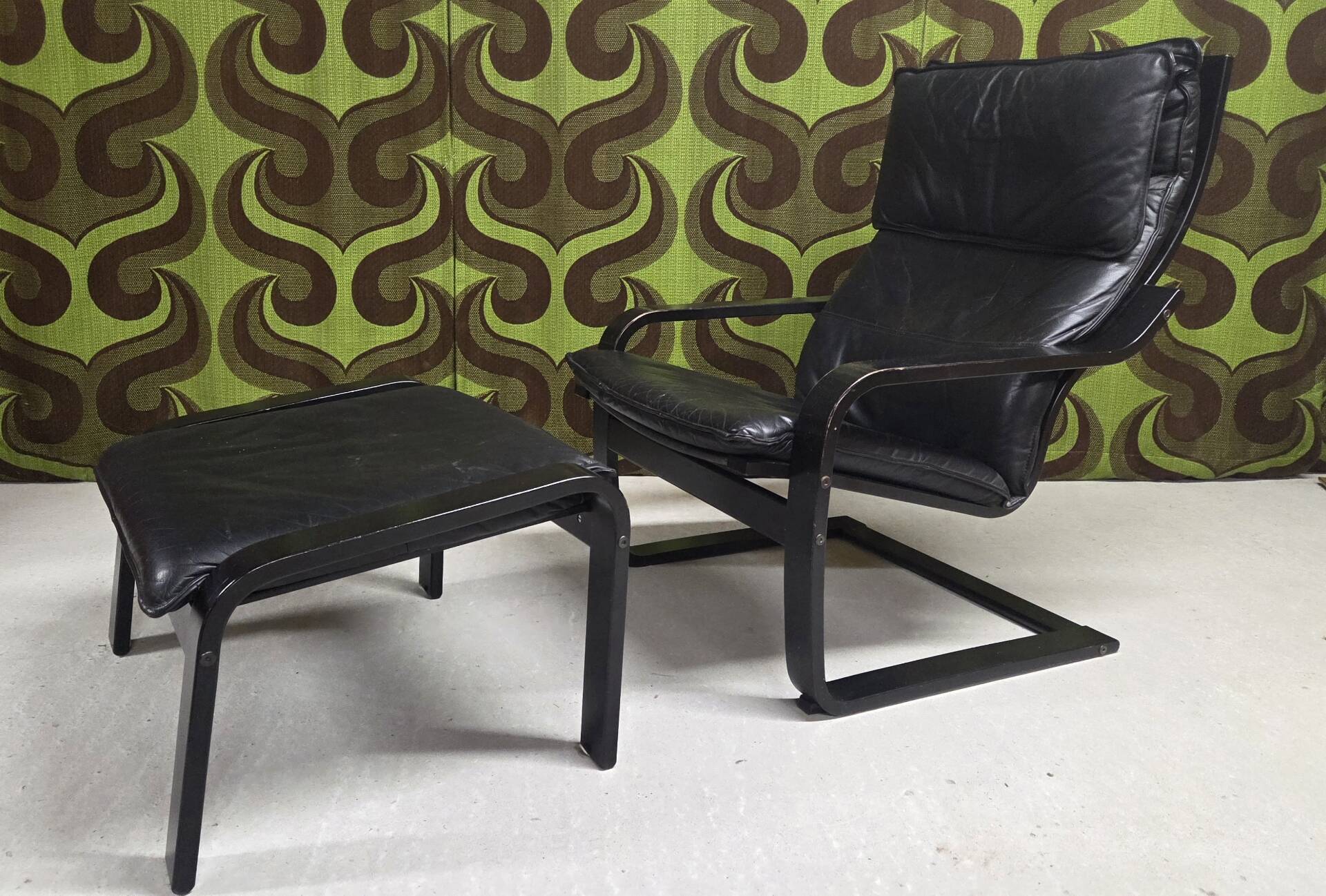 Fauteuil vintage IKEA années 1980 Cuir noir & ottoman