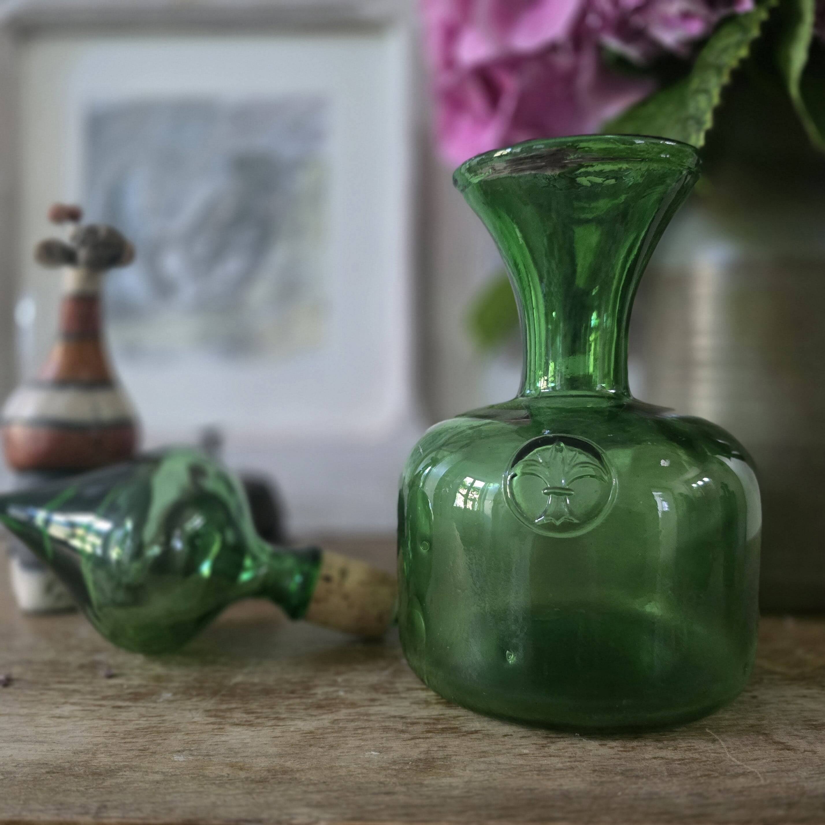 Carafe verte vintage en verre soufflé – Fleur de lys