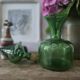 Carafe verte vintage en verre soufflé – Fleur de lys