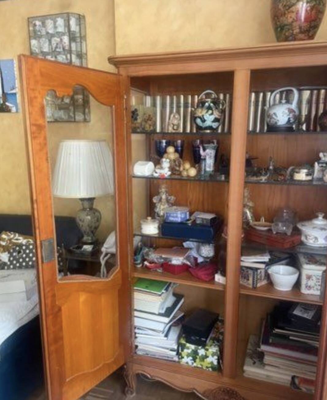 Display cabinet / bonnetière in cherry wood, Louis XV style, very good condition.