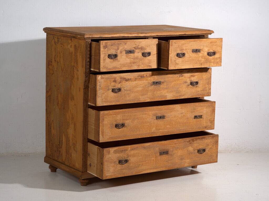 Commode ancienne en pin décapé – Meuble rustique européen primitif – circa
