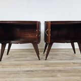 Paire de tables de chevet en acajou avec poignées en verre et laiton