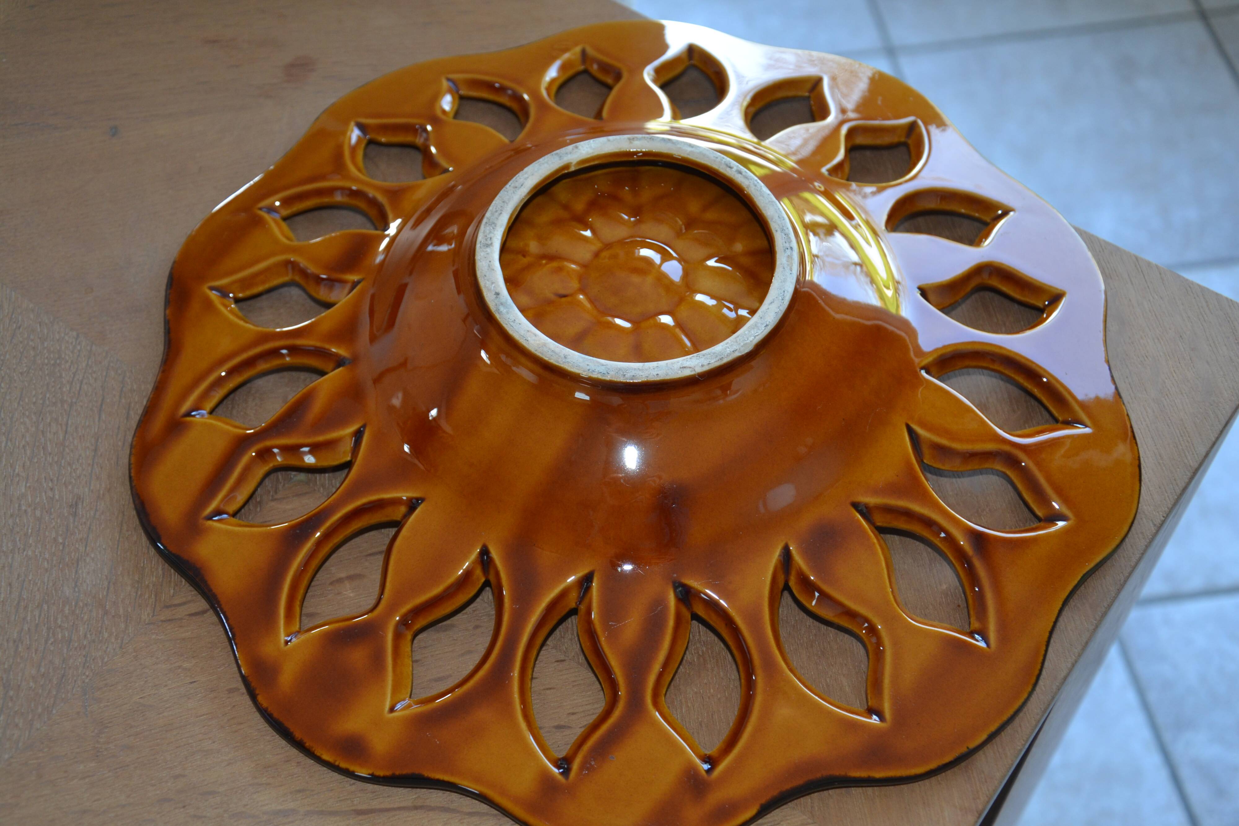 Cut-out ceramic fruit bowl