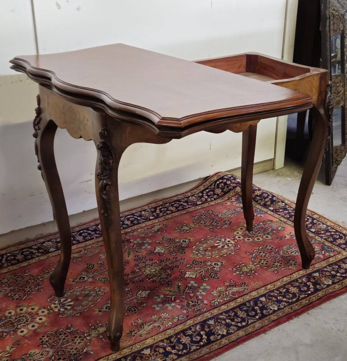 Table à jeux style Louis XV en marqueterie et acajou