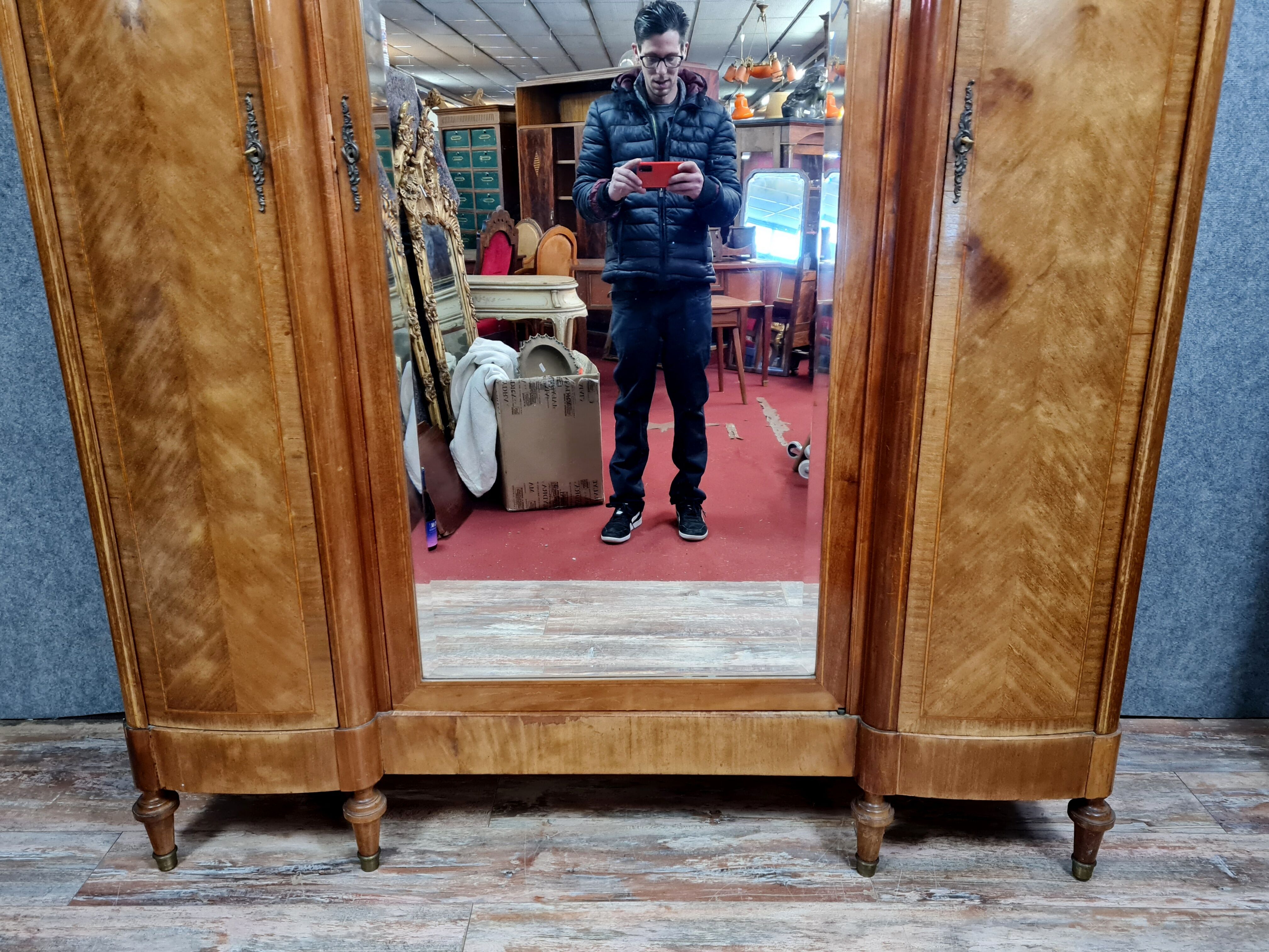 Wardrobe Louis XVI jumped back into precious wood marquetry around 1880