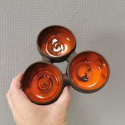 Magnifique bol (composé de 3 bols) avec glaçure orange/rouge à l'intérieur