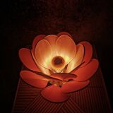 Lampe à poser fleur composée de pétales en rotin et lin rose blush