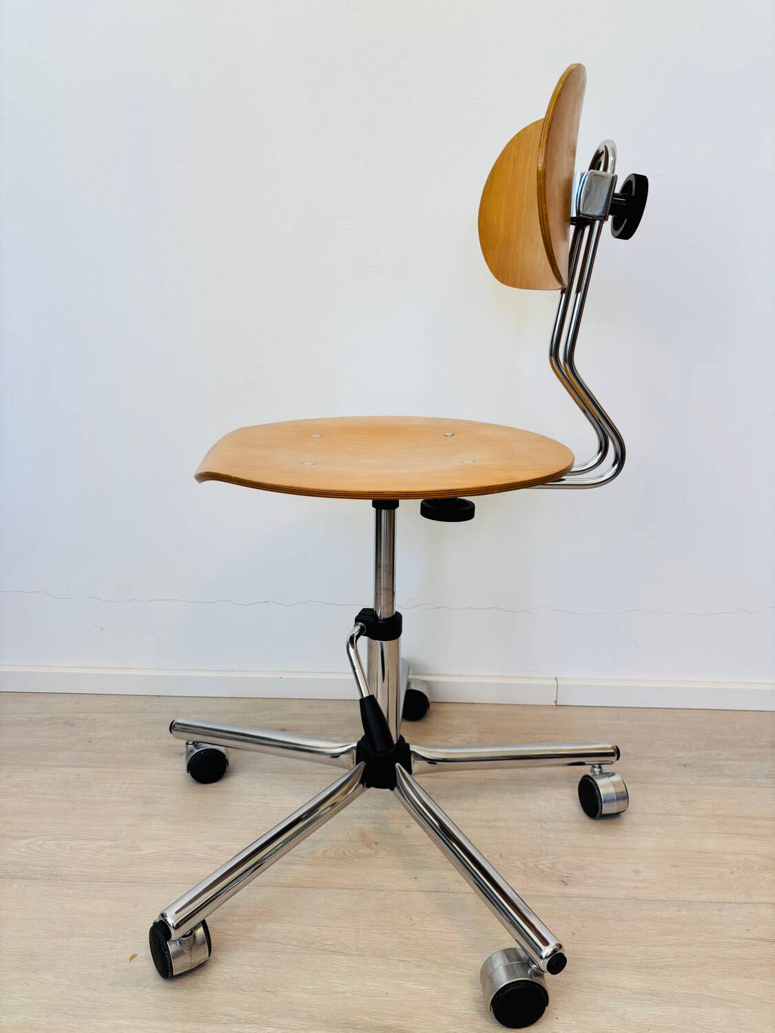 Chaise de bureau industrielle vintage en bois Kovona, Tchécoslovaquie, années 1970