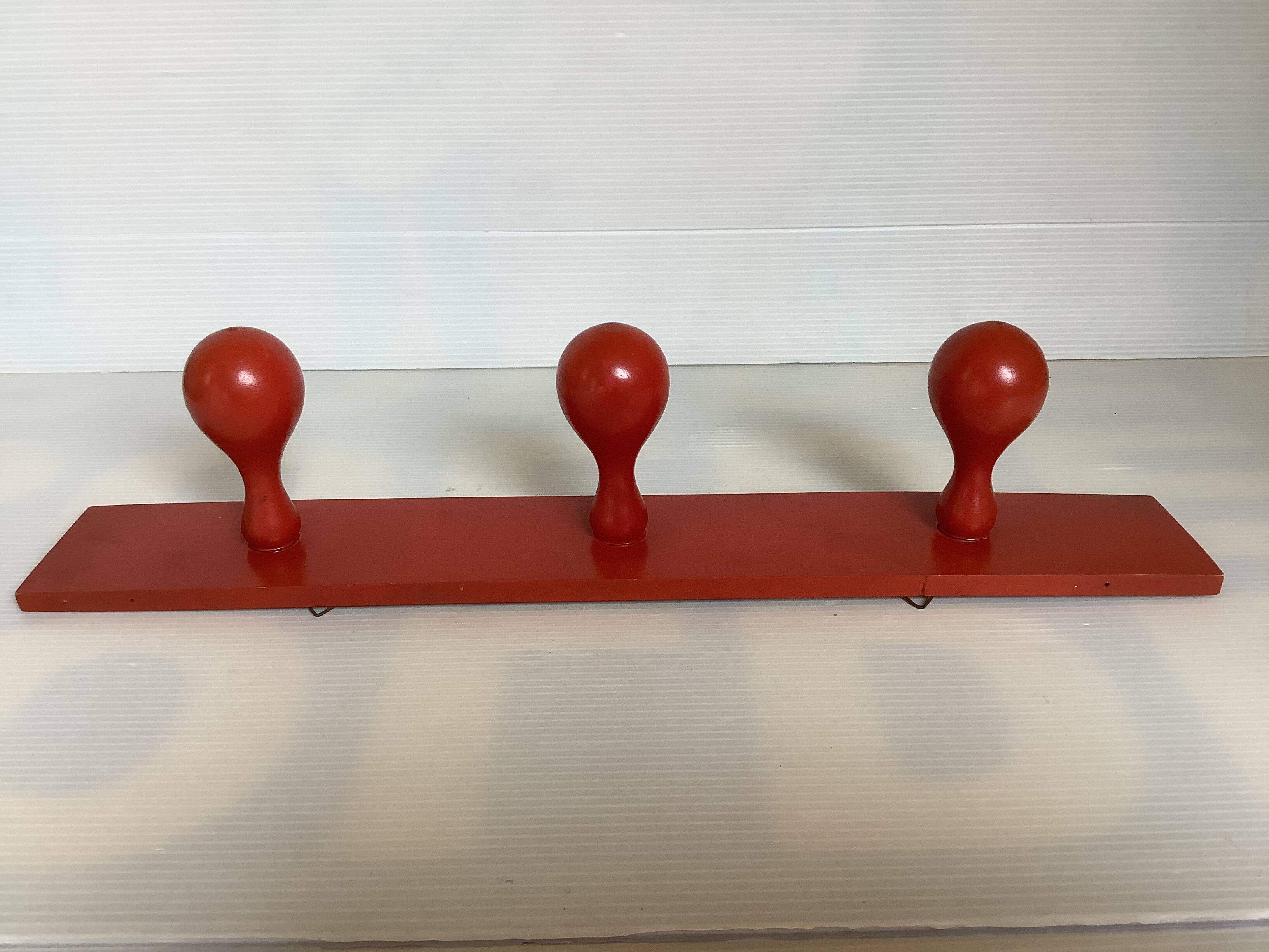 Porte manteau bois rouge