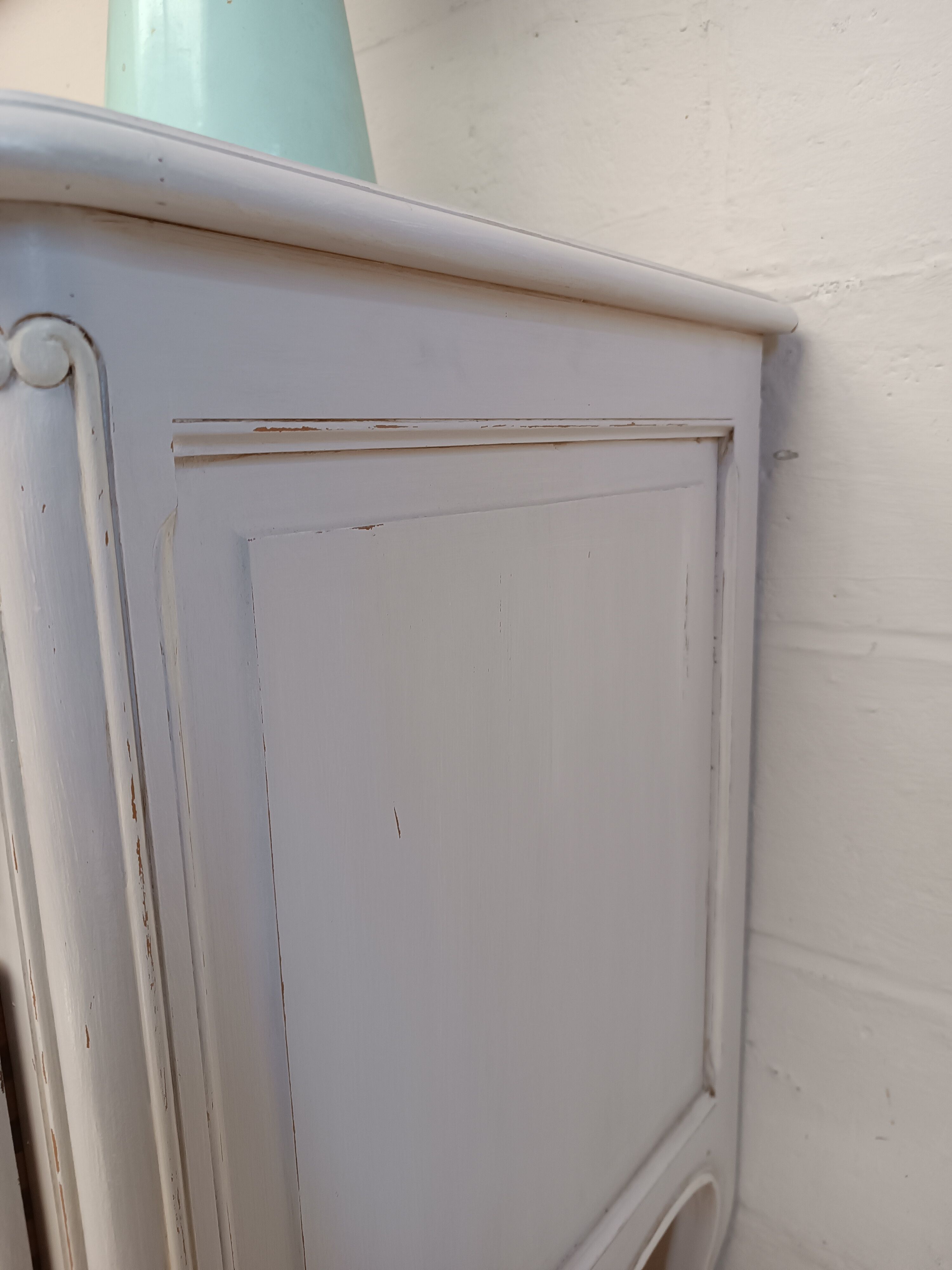 Patinated white chest of drawers