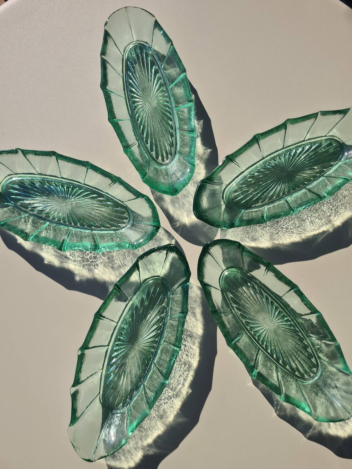 Ensemble de 5 petits plats en verre
pressé vert - Style Art Déco / Vin