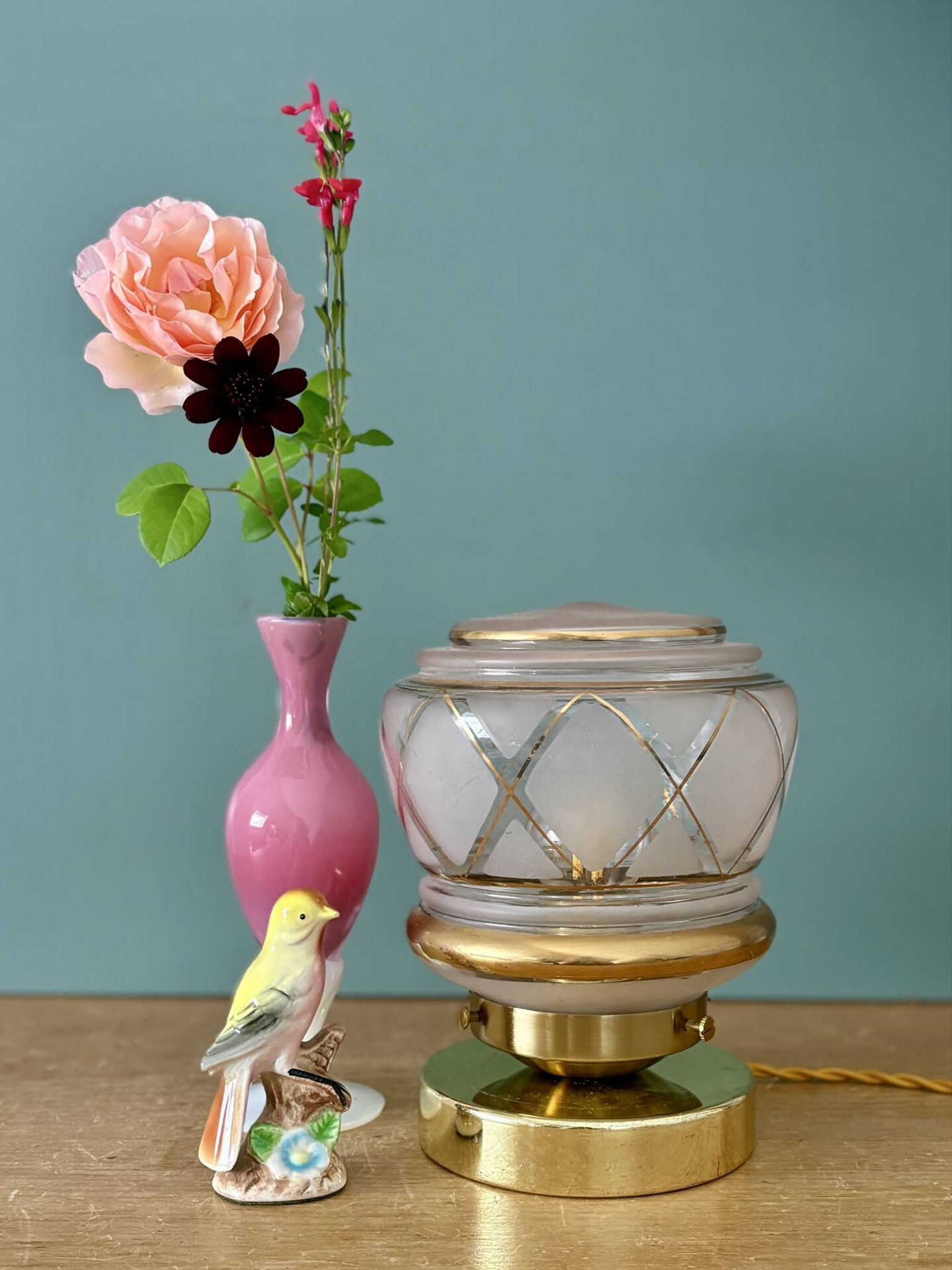 Lampe à poser globe vintage art déco en verre rose et doré