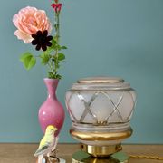 Lampe à poser globe vintage art déco en verre rose et doré