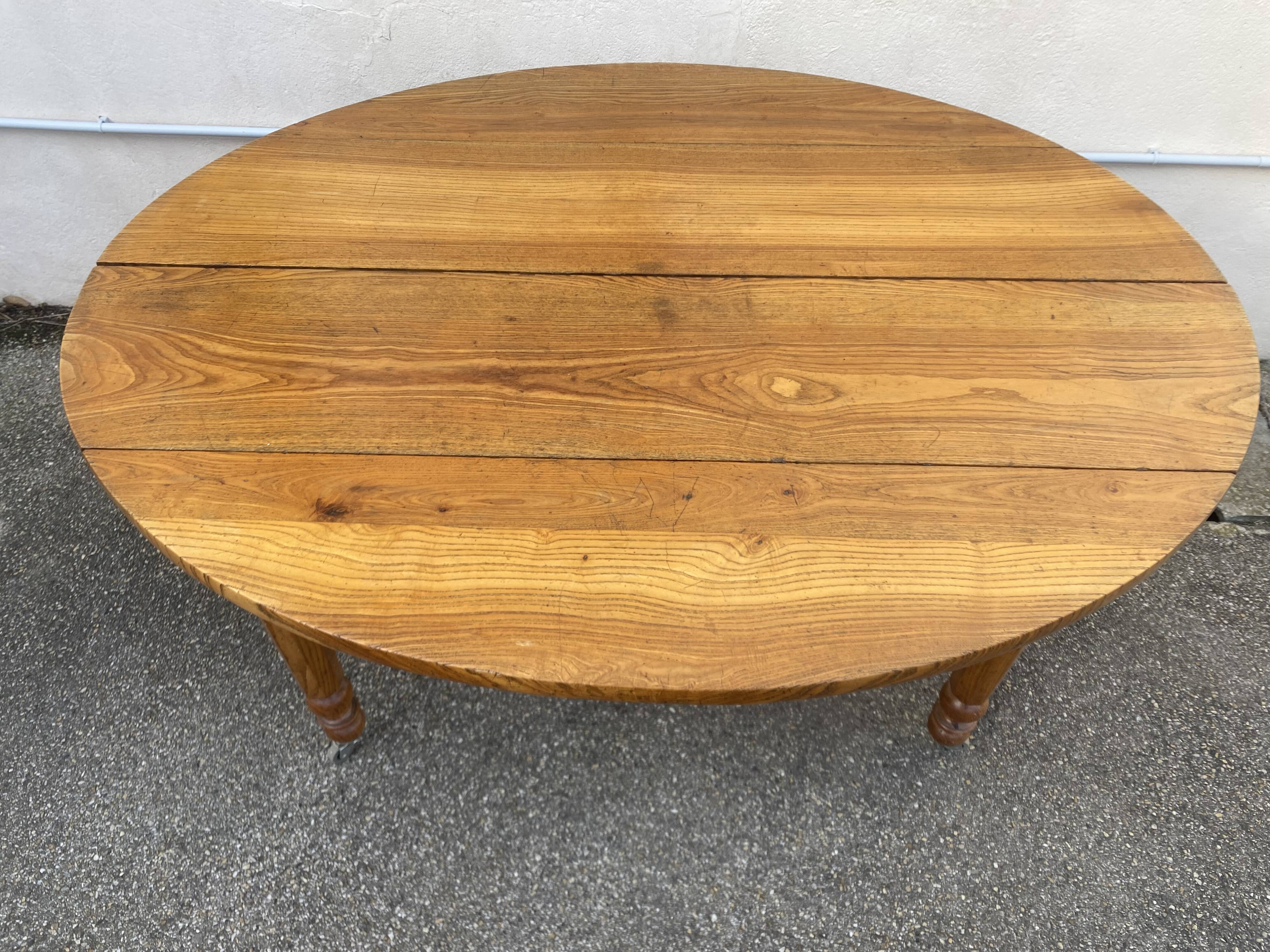 Table à 8 pieds en frêne, avec 6 allonges.