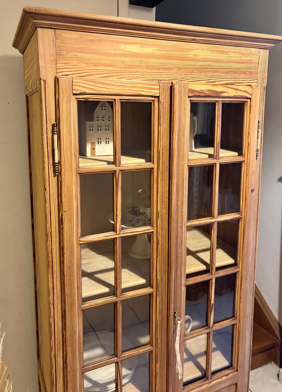 Parisian showcase pitchpin