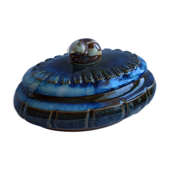 Blue box to cat that sleeps pottery sandstone