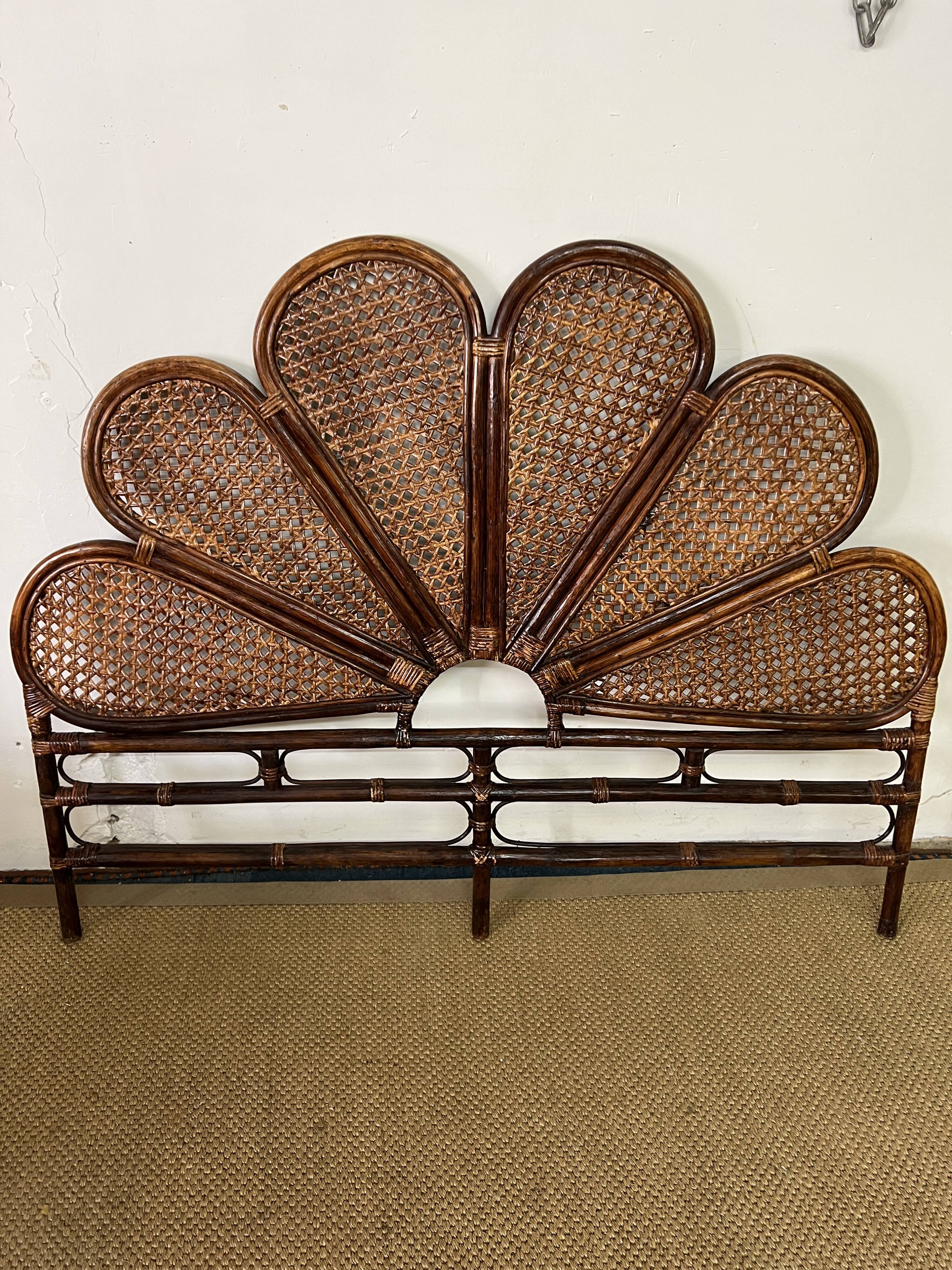 Rosette headboard in vintage rattan and canework