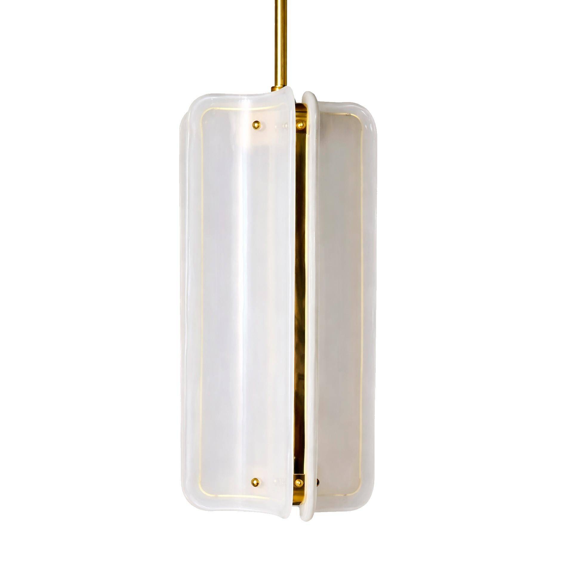 Lampe suspendue italienne en verre de Murano blanc et laiton de style mid-century modern