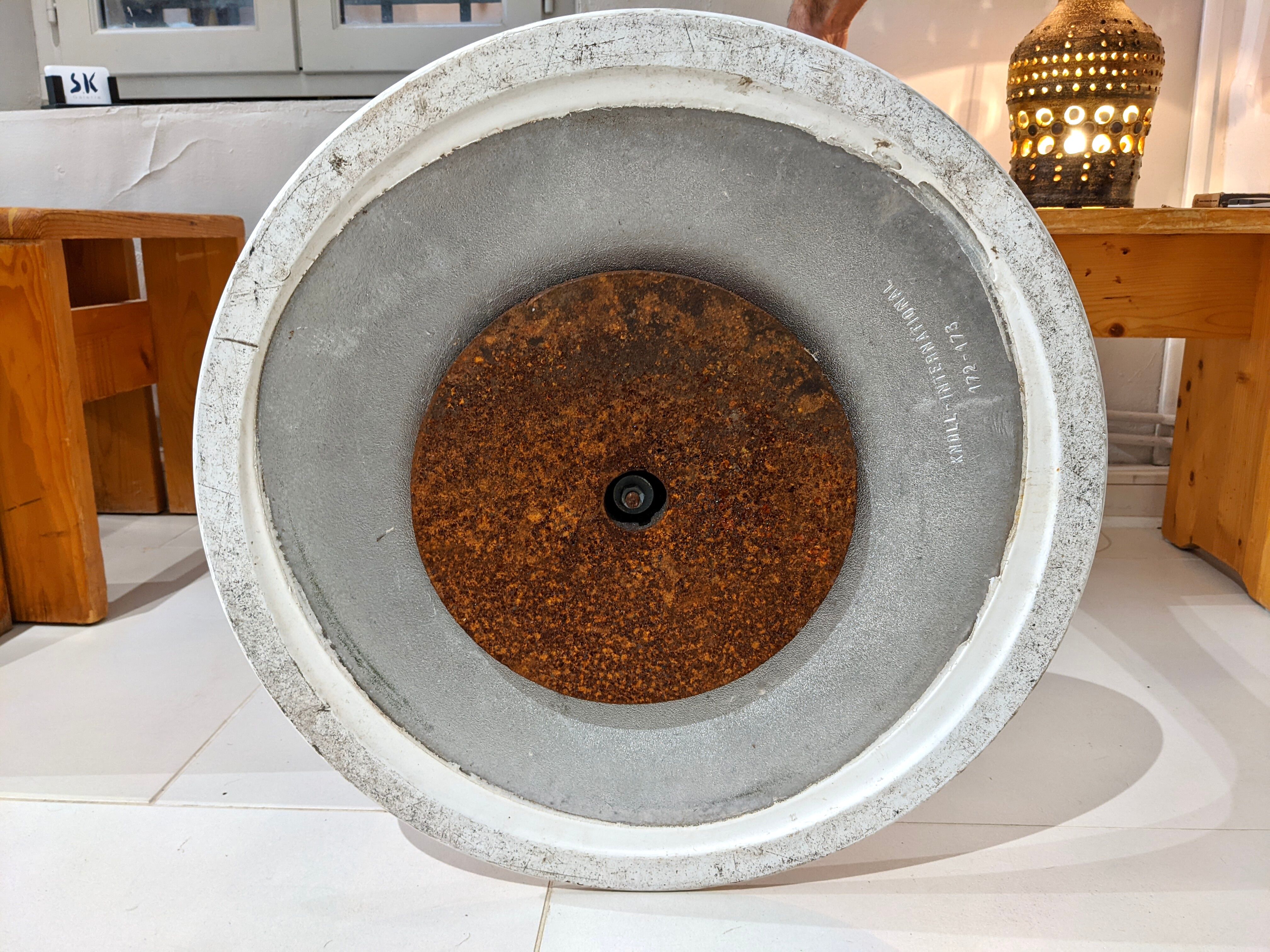 Round table in Carrara marble by Eero Saarinen for Knoll