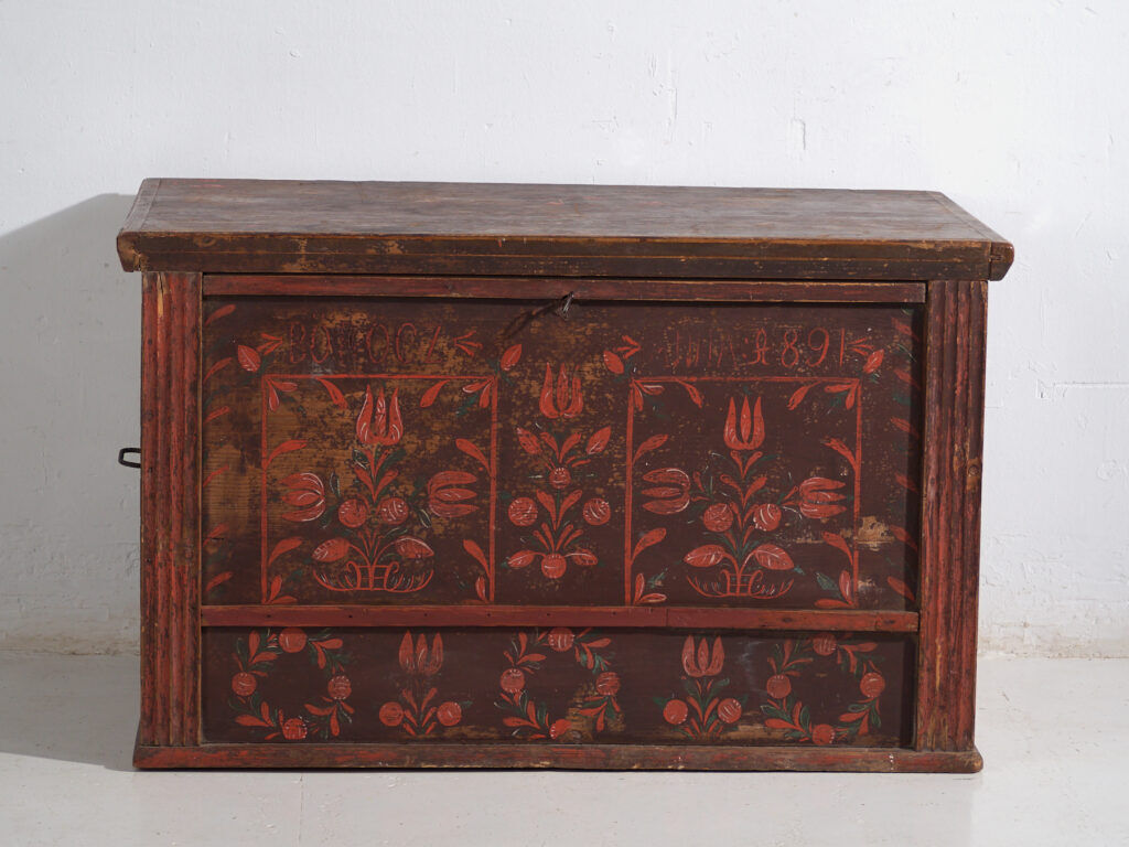 Wedding chest in pine with painted tulips – Central Europe, 1891