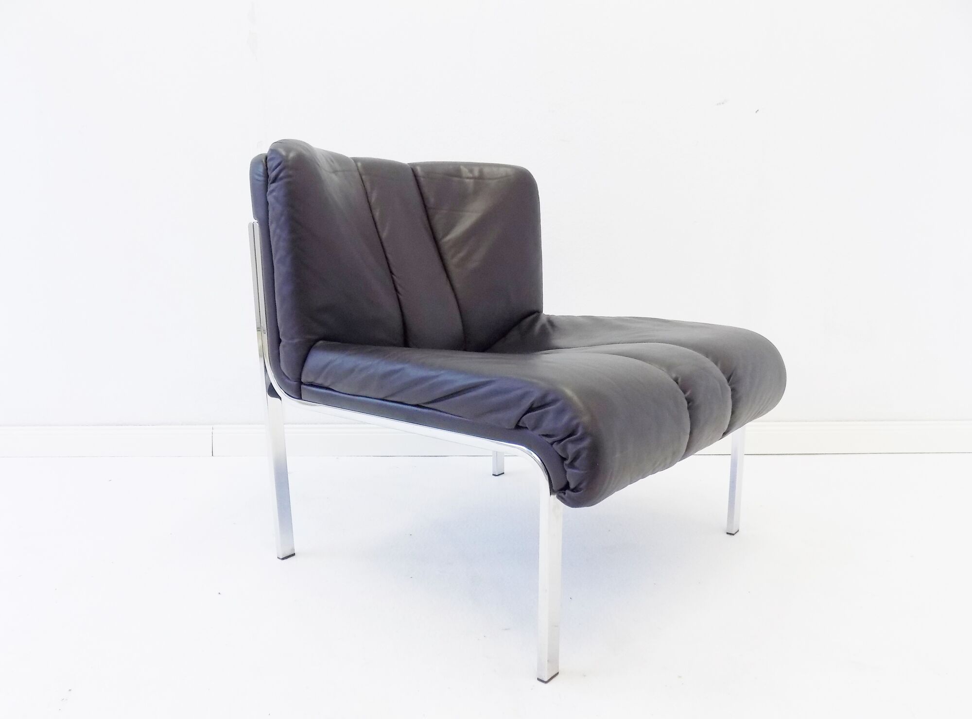 Eurochair set of 2 black leather lounge chairs by Girsberger