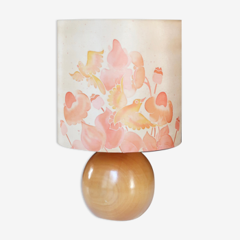 Lampe en bois blond, abat jour soie, années 70