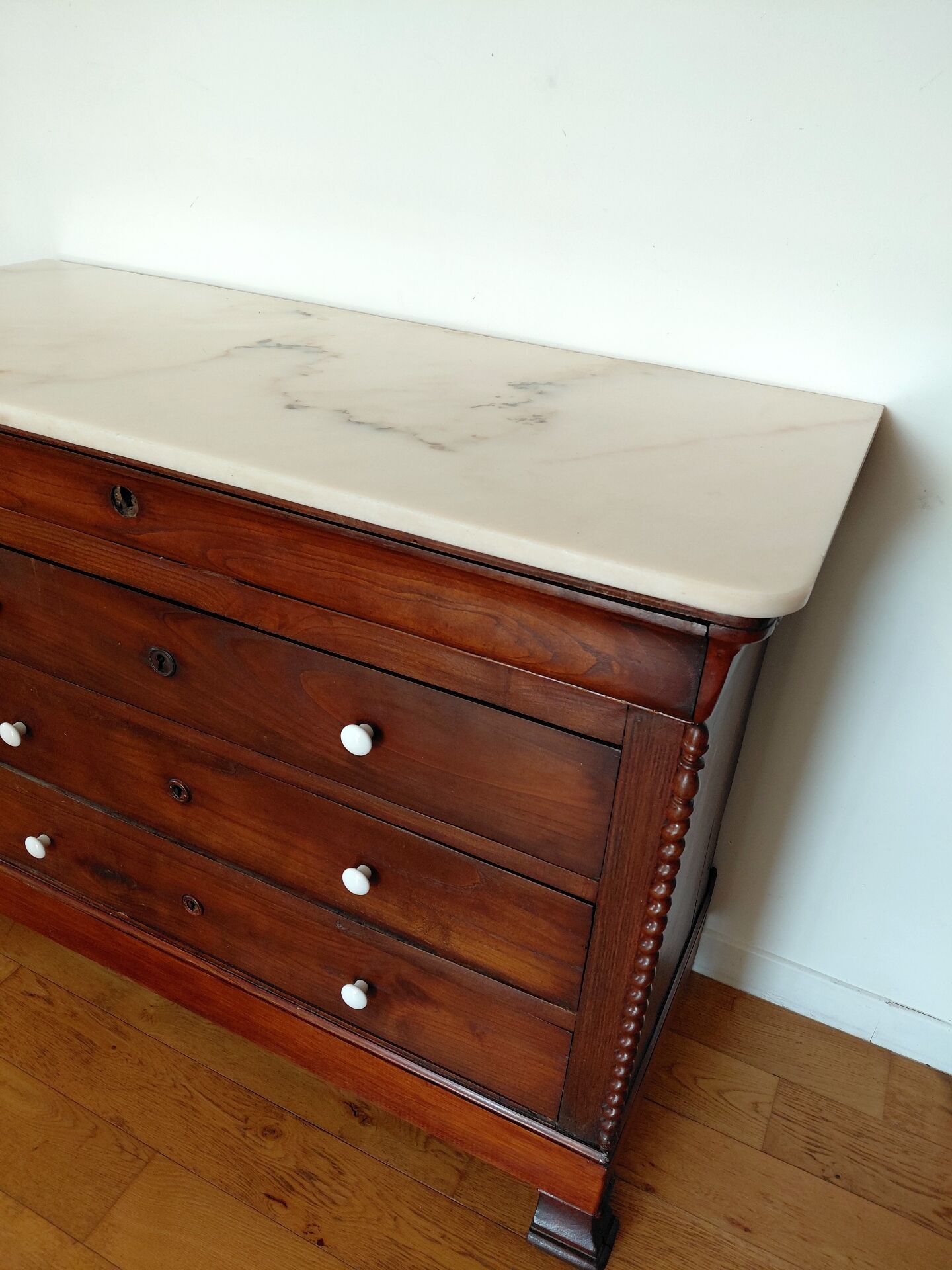 Louis-Philippe XIX walnut commode, twisted columns and marble.