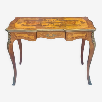 Bureau plat de style Louis XV en marqueterie