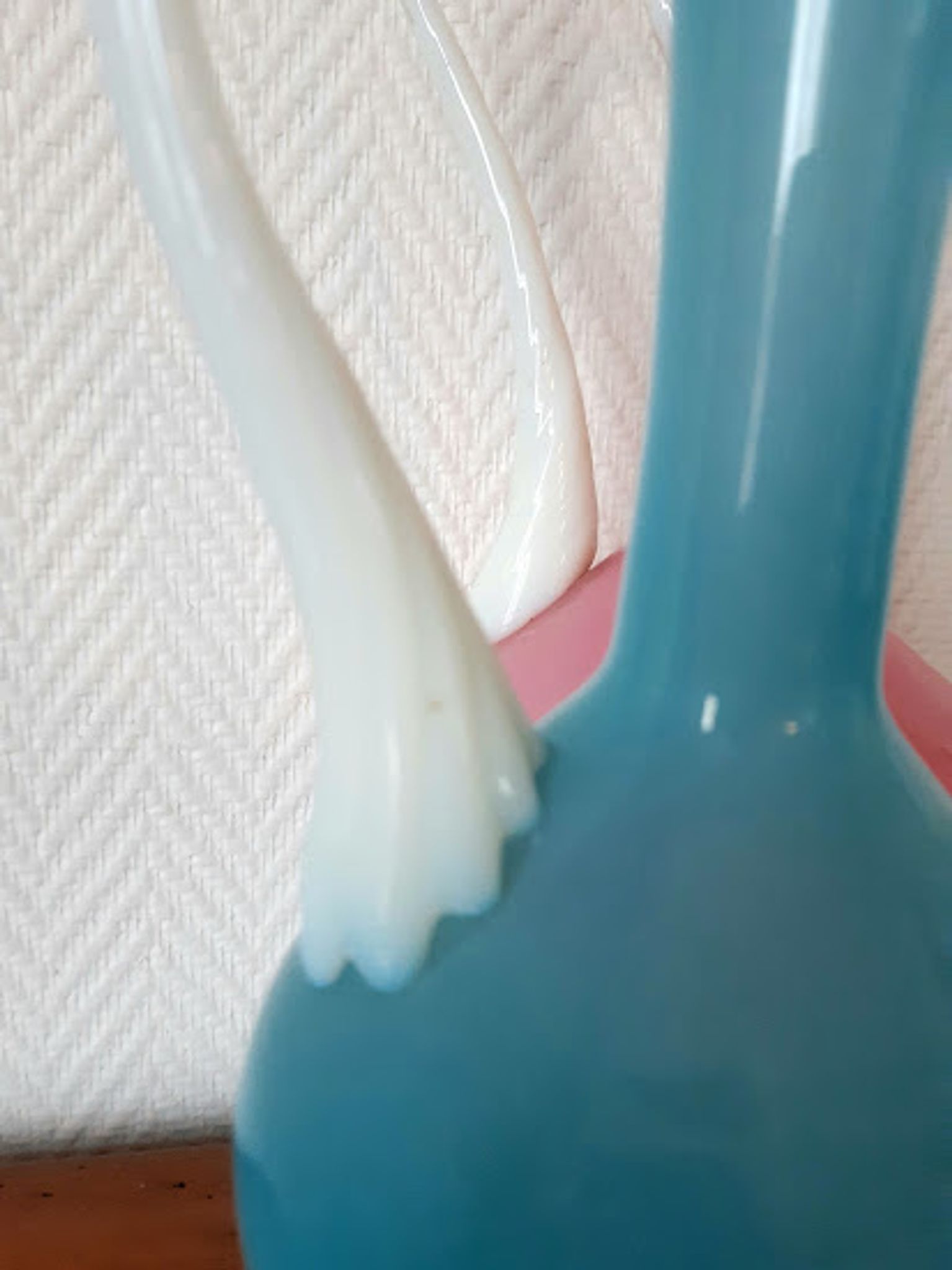 Paire d'aiguières en opaline rose et bleu