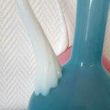 Paire d'aiguières en opaline rose et bleu