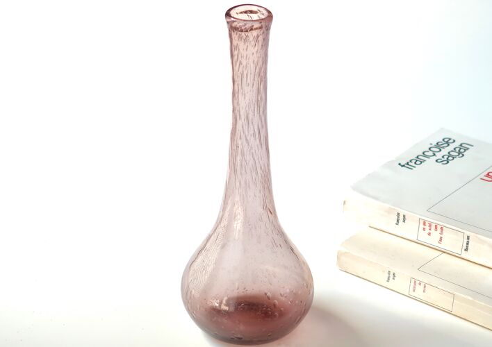Vase rose en verre bullé de Biot années 70