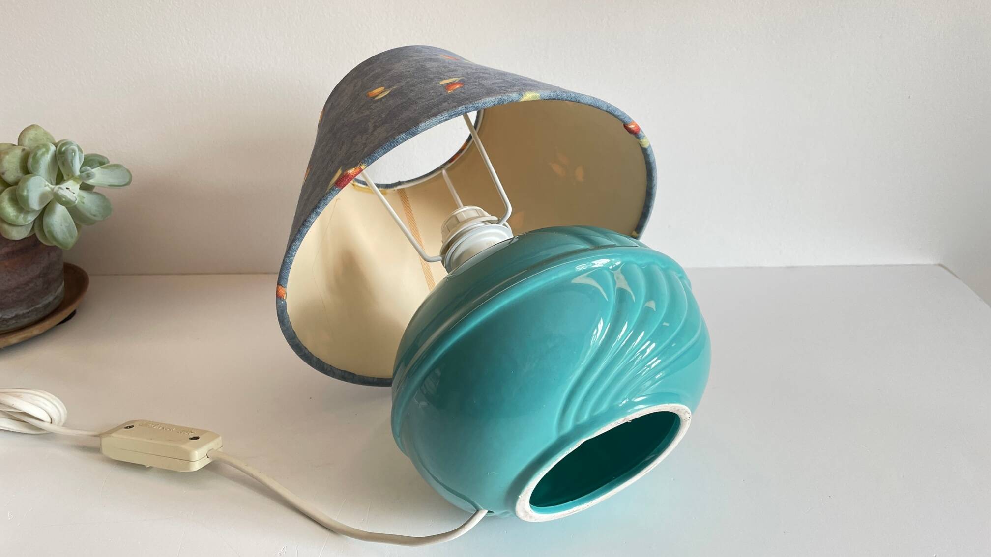 Lampe boule en céramique bleue vintage